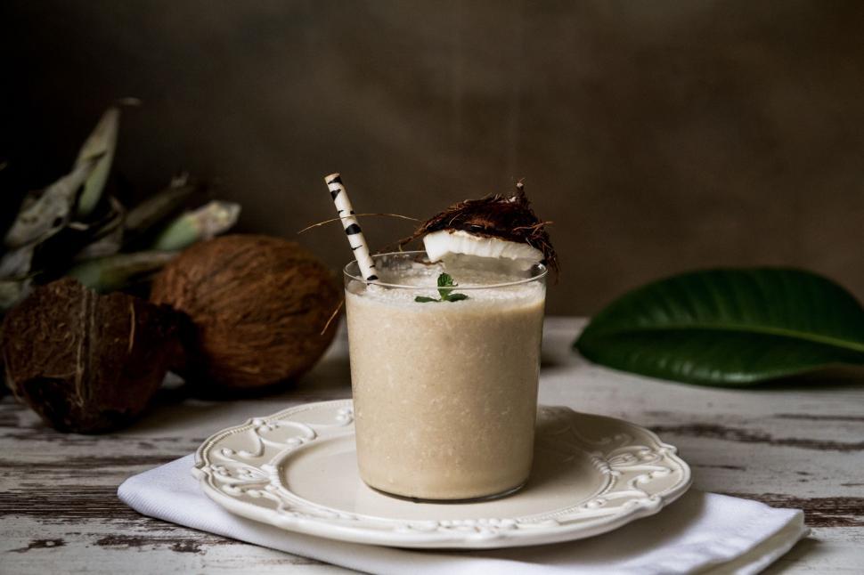 Free Image of Smoothie With Straw on Plate 