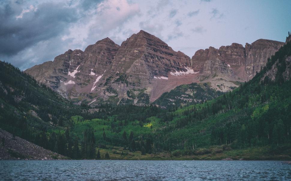 Free Image of Lake Surrounded by Mountains on a Cloudy Day 