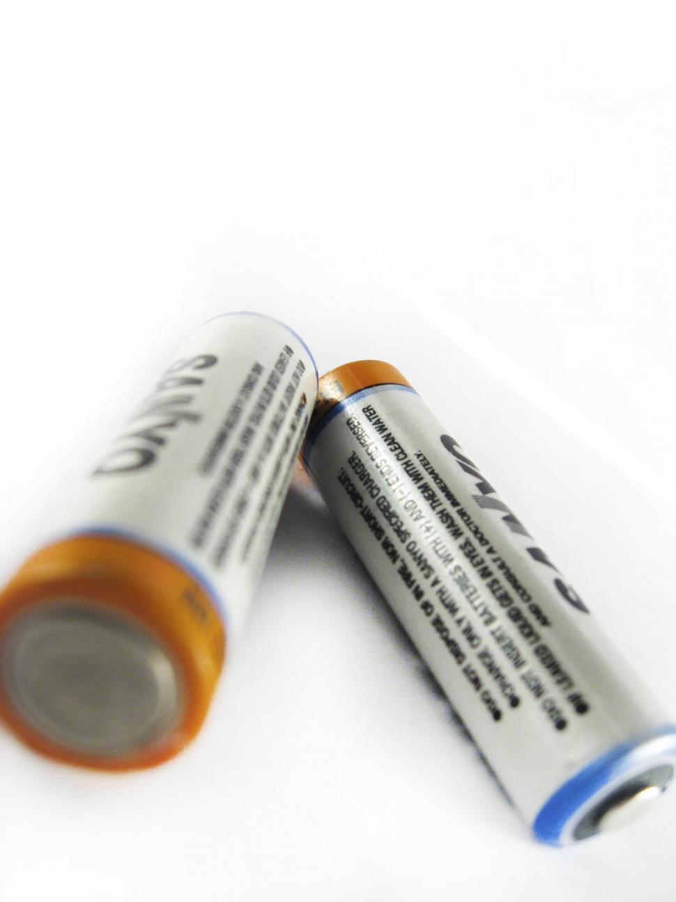 Free Image of Pair of AA batteries 
