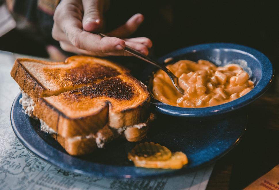 Free Image of Blue Plate With French Toast and Macaroni and Cheese 