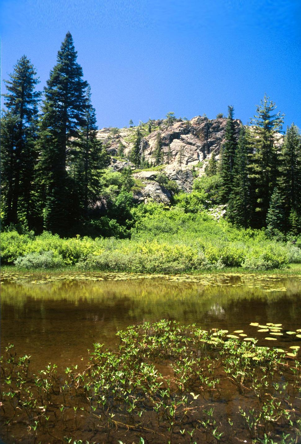 Free Image of Granite boulders and lake 