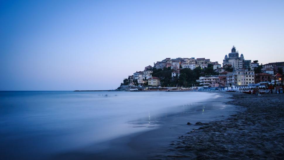 Free Image of Beach With City Skyline 