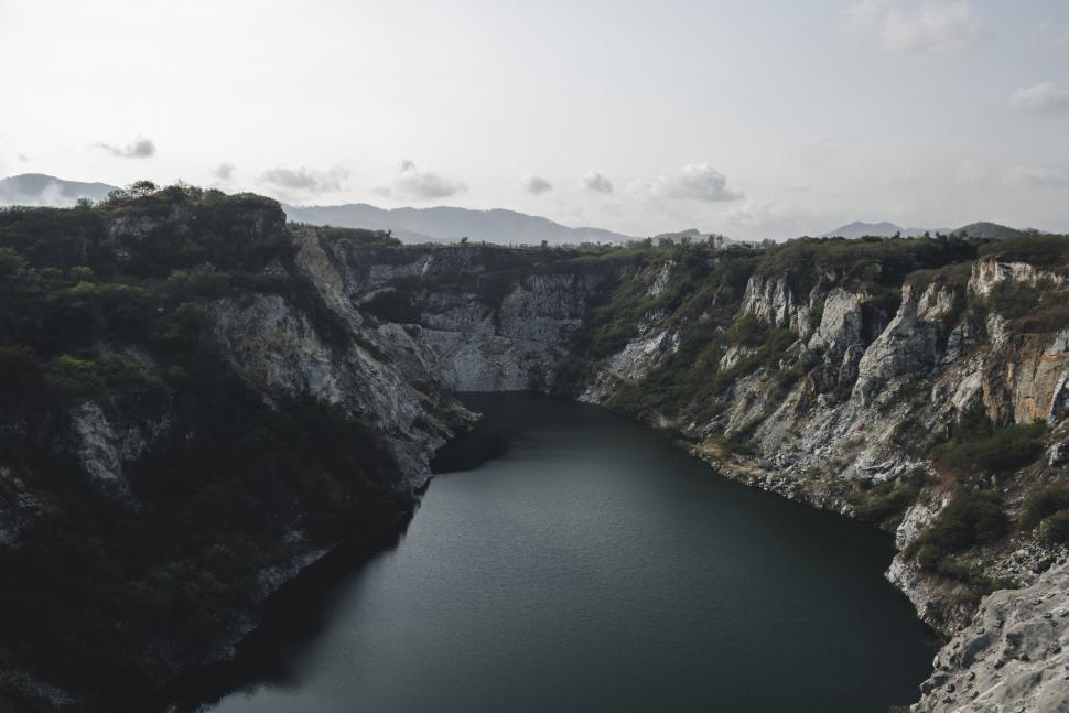 Free Image of Majestic Mountain Lake Surrounded by Peaks 