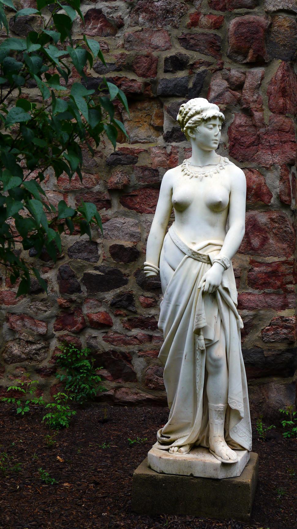 Free Image of Garden Carved Stature 