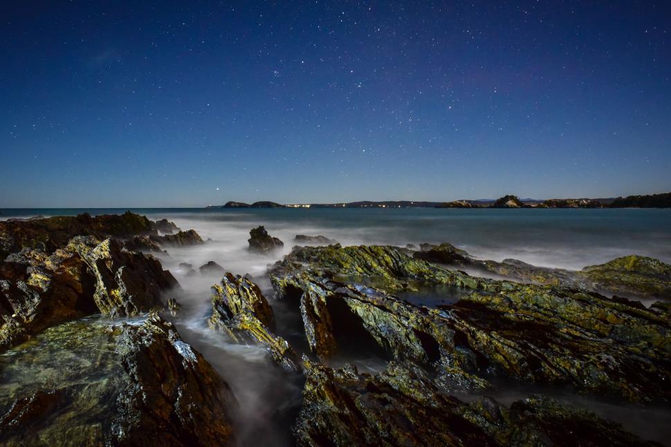 Free Image of Night Sky Over Ocean With Stars 