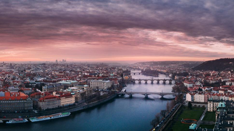 Free Image of River Flowing Through Urban Landscape Under Cloudy Sky 