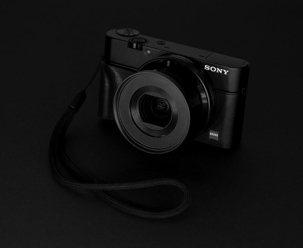 Free Image of Vintage Camera in Black and White 
