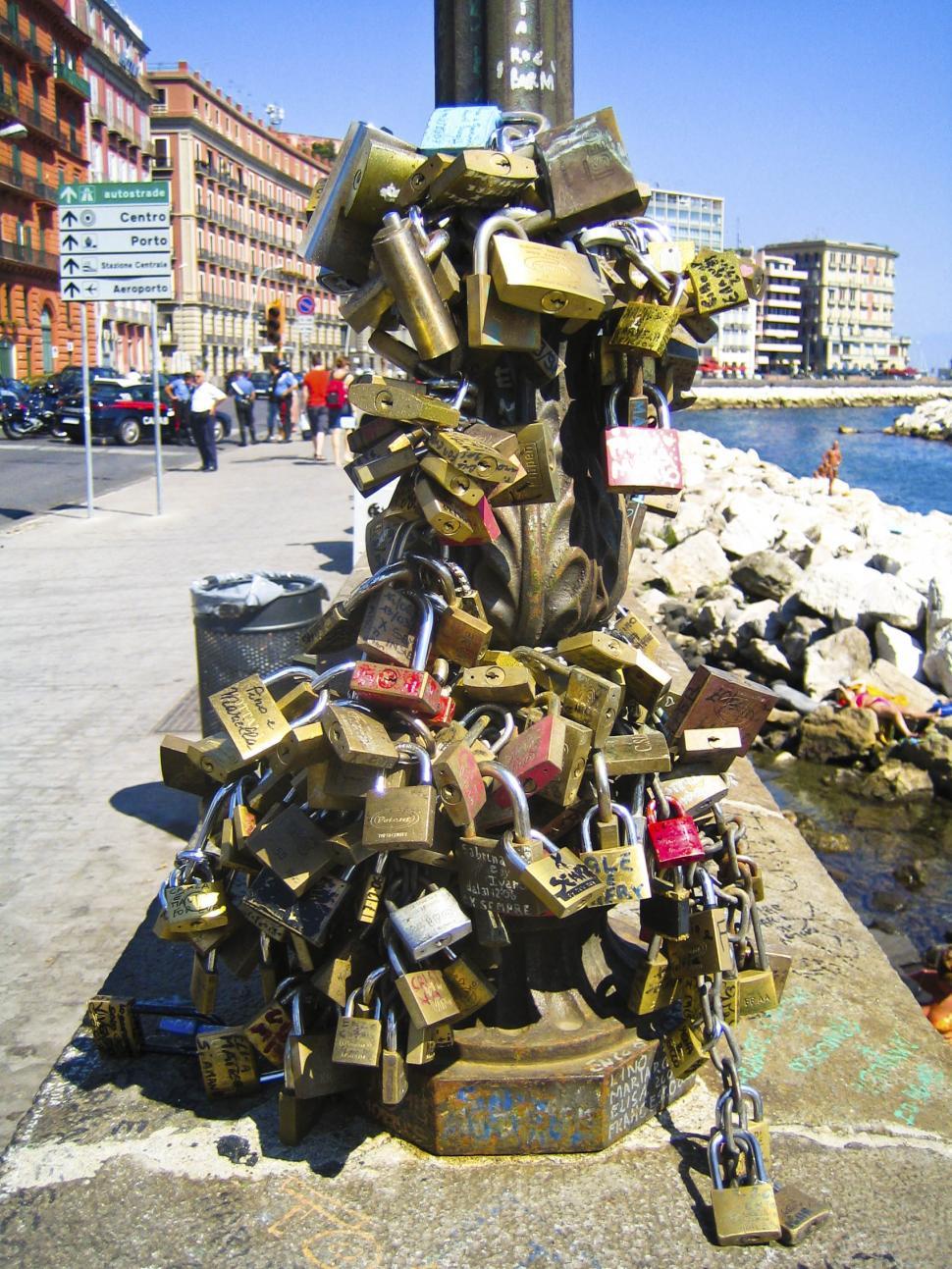 Free Image of Napoli locks 