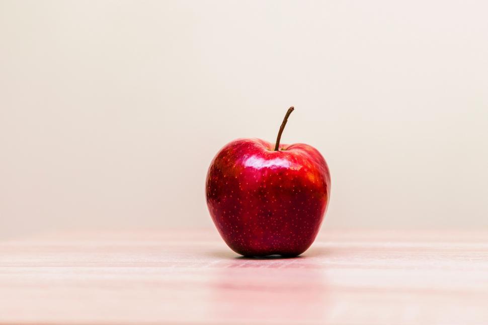 Free Image of Red Apple on Table 