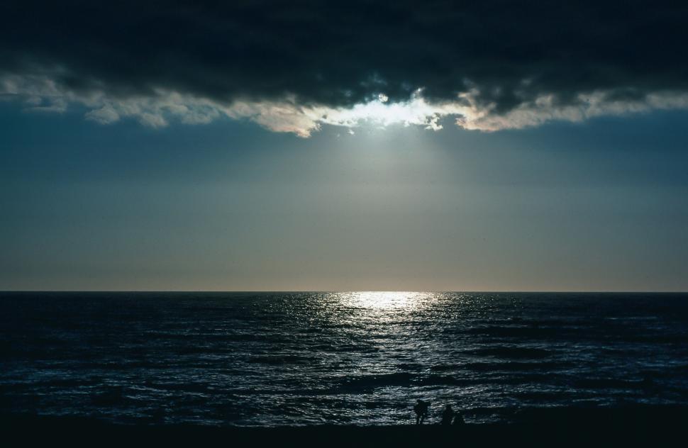 Free Image of Sun spot on water 