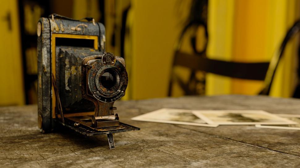 Free Image of Antique Camera on Table 