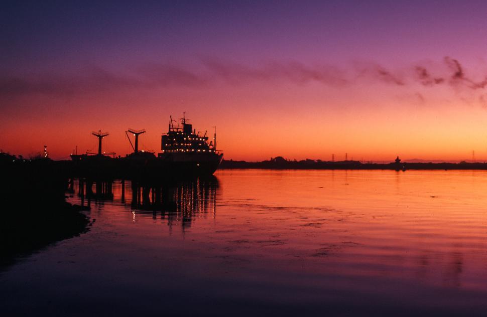 Free Image of Ship at the harbor 