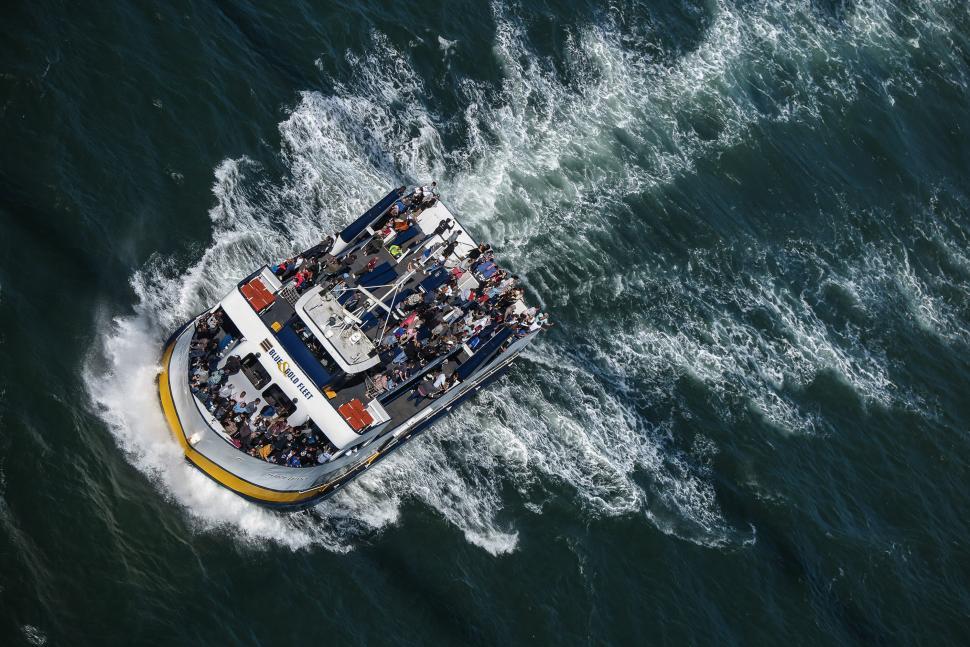Free Image of Sightseeing boat 