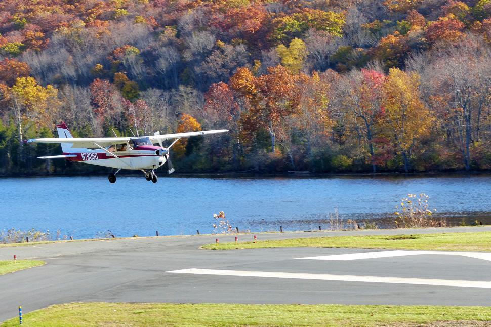 Free Image of Cessna Landing 