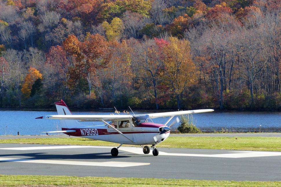 Free Image of Cessna Taxiing After Landing 