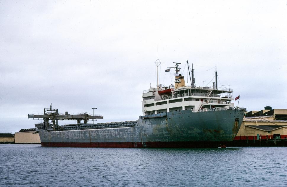 Free Image of Heavy cargo ship 