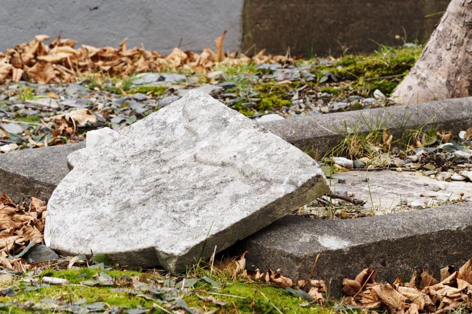 Free Image of Damaged Gravestone 