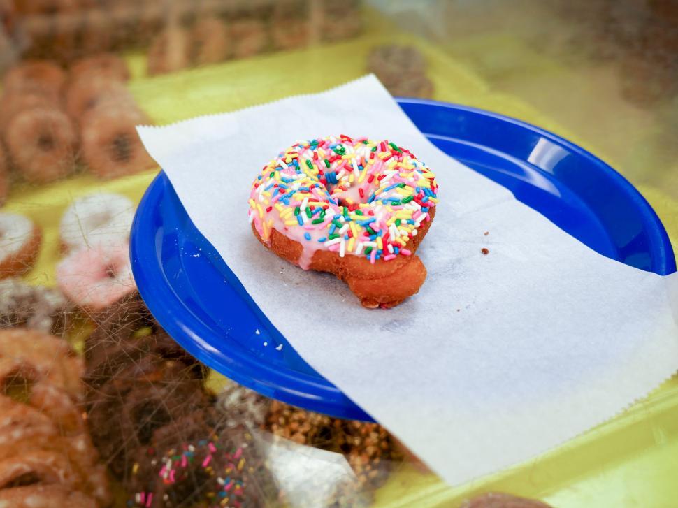 Free Image of Cake donut with stawberry icing 