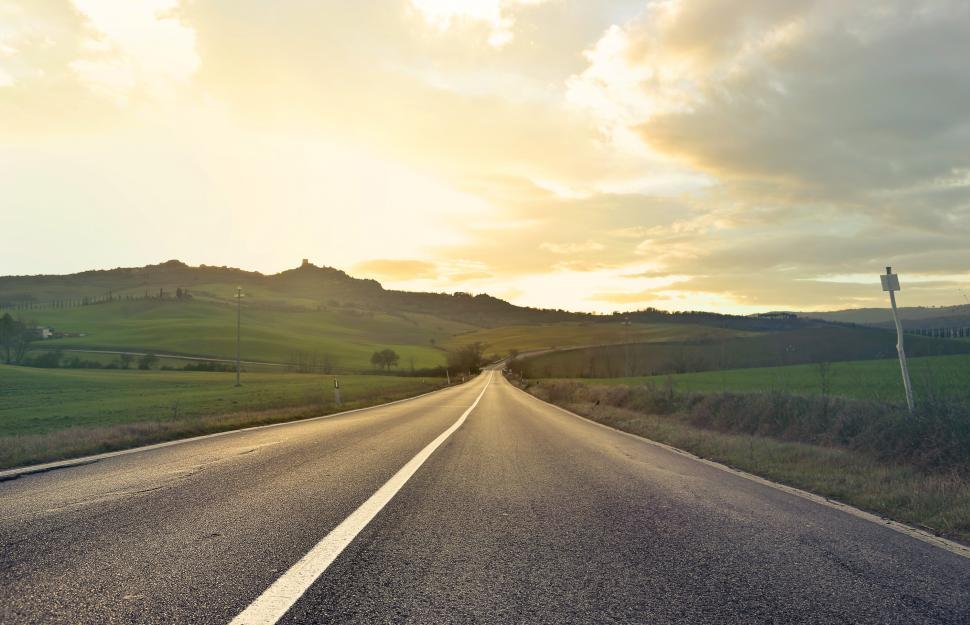 Free Image of Road to the village in Tuscany 