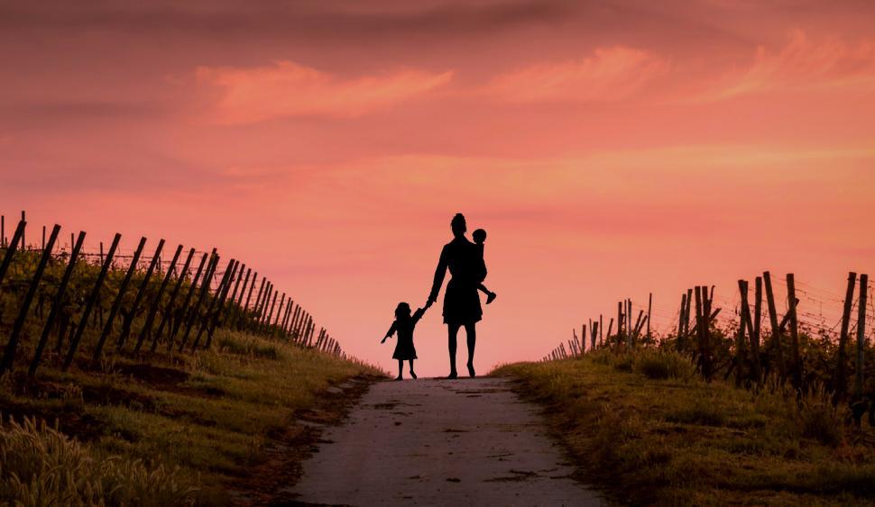 Free Image of homeless family 