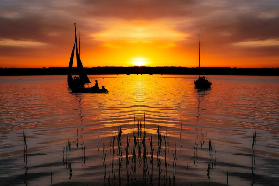 Free Image of boat on lake at sunset   