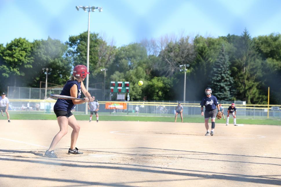 Free Image of A group of adults playing a baseball game 