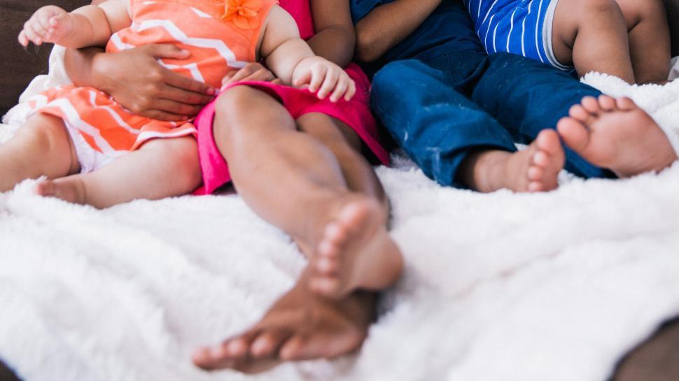 Free Image of Kids feet in the bed 