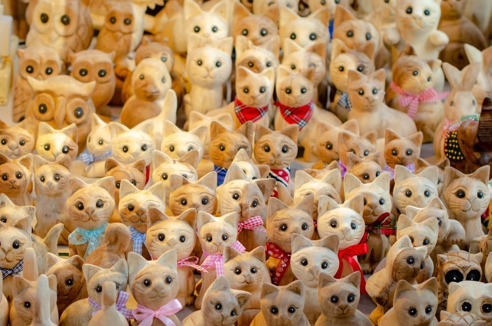 Free Image of Carved wooden cats 