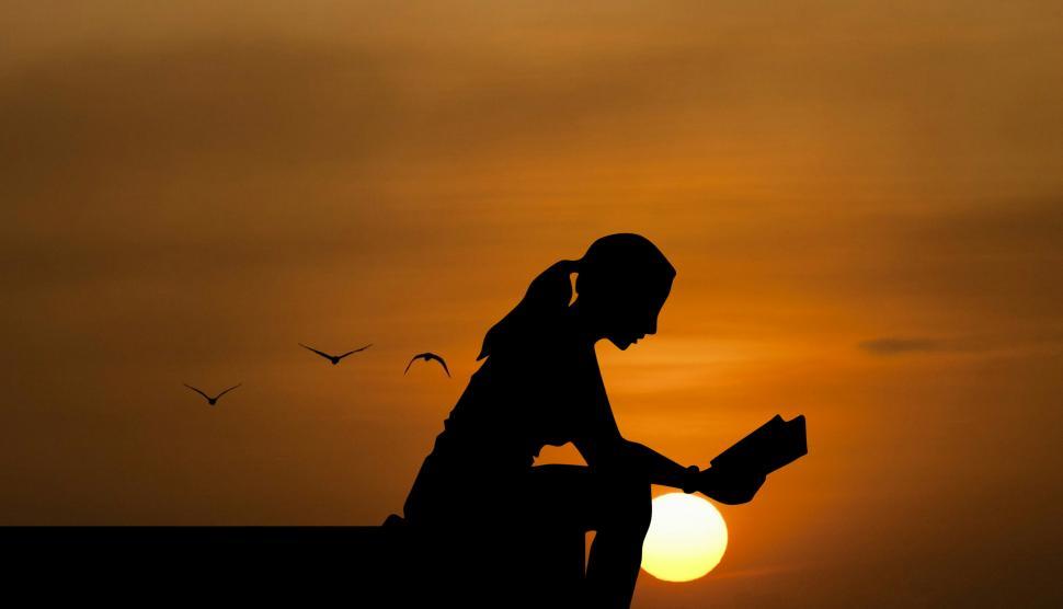 Free Image of woman reading  