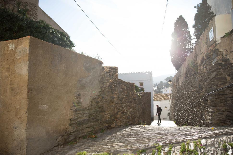 Free Image of A sunlit European alley 