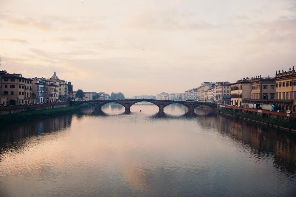 Free Image of A bridge over Arno river in Florence, Italy 