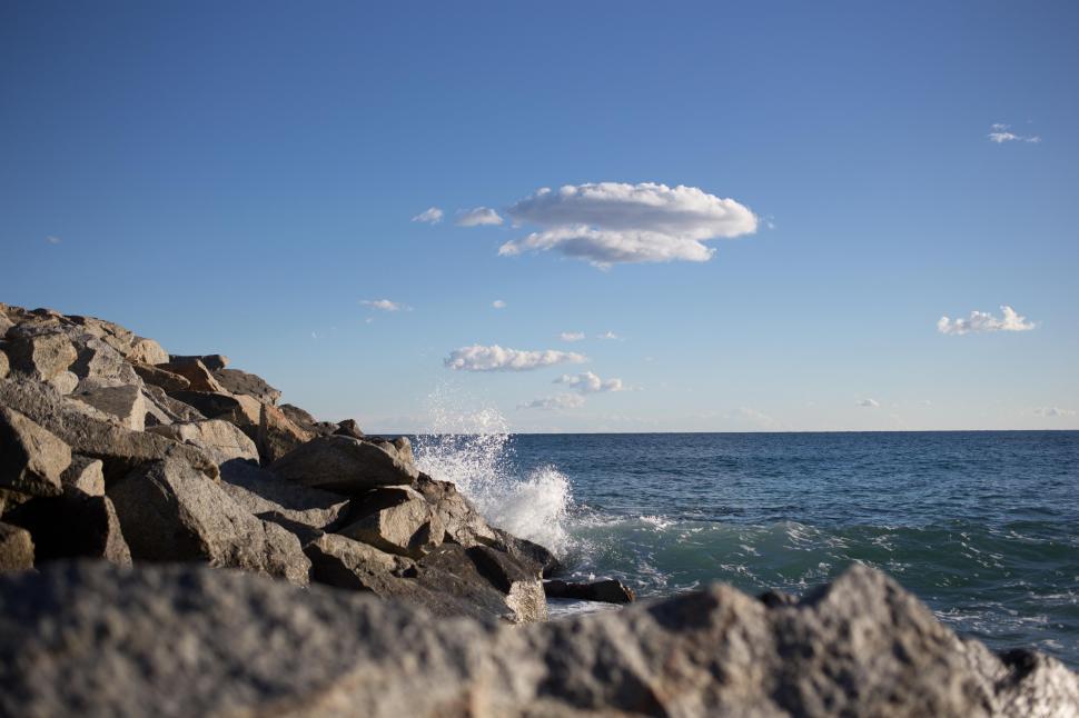 Free Image of Sea waves crashing on rocks 