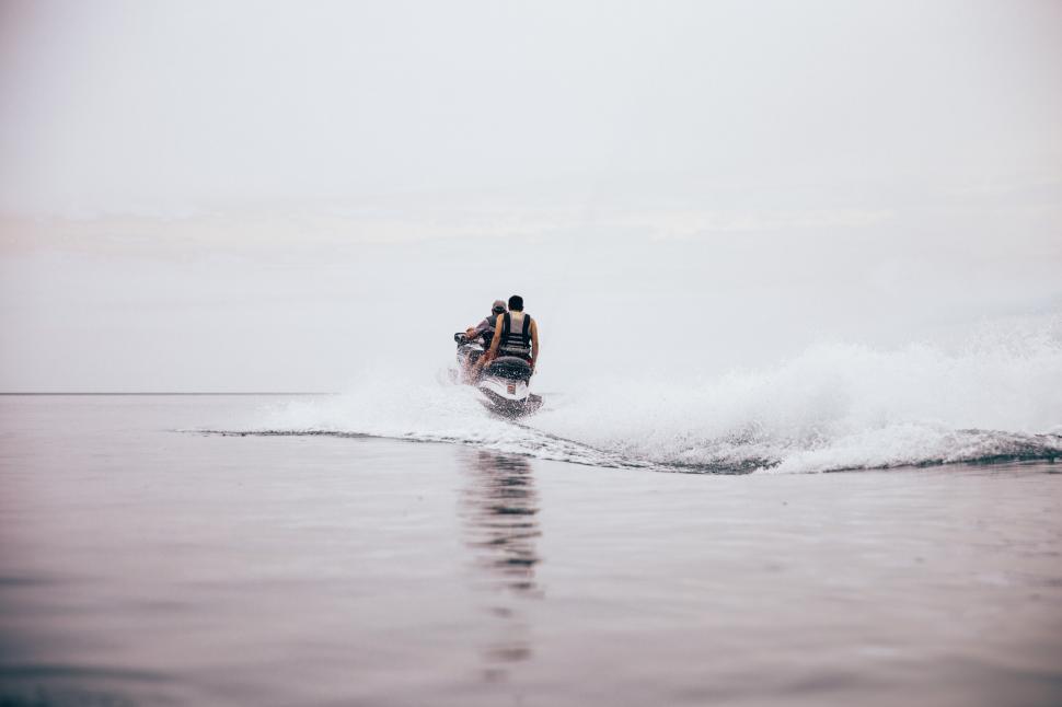 Free Image of Jet ski making waves on the beach 