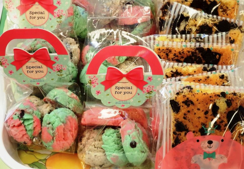 Free Image of Selection of individually wrapped marble cakes  