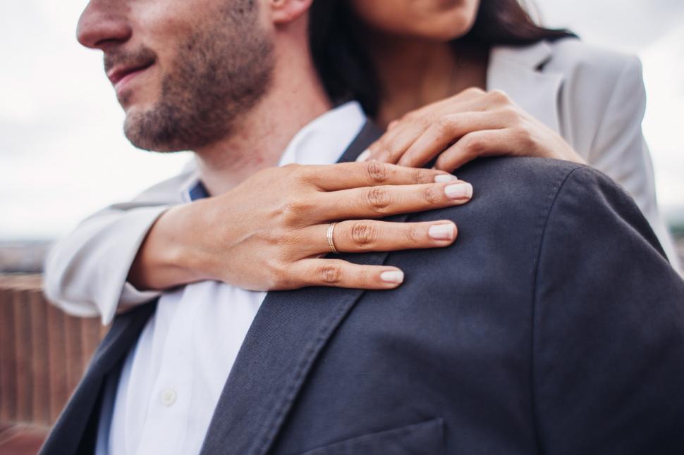 Free Image of A caucasian couple embraces 