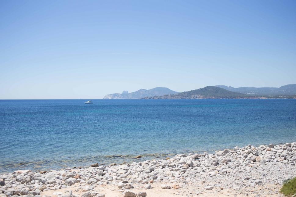 Free Image of A stony seashore in sunlight 