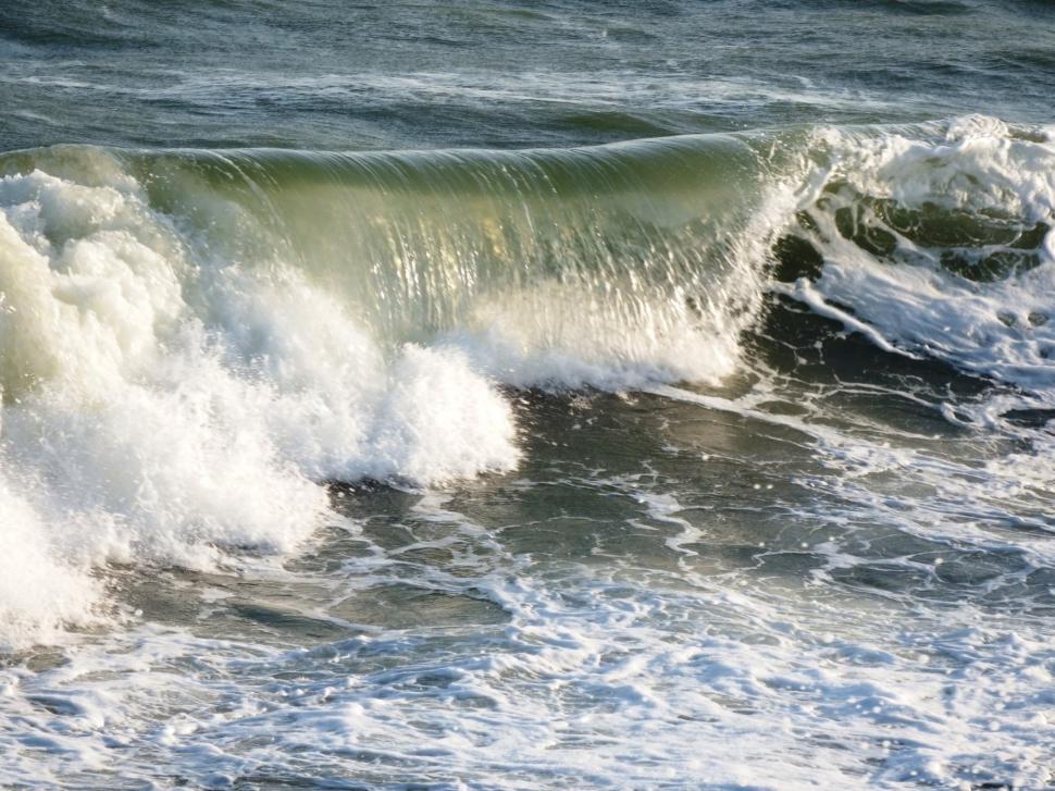 Free Image of Arc of a wave breaking on the ocean  