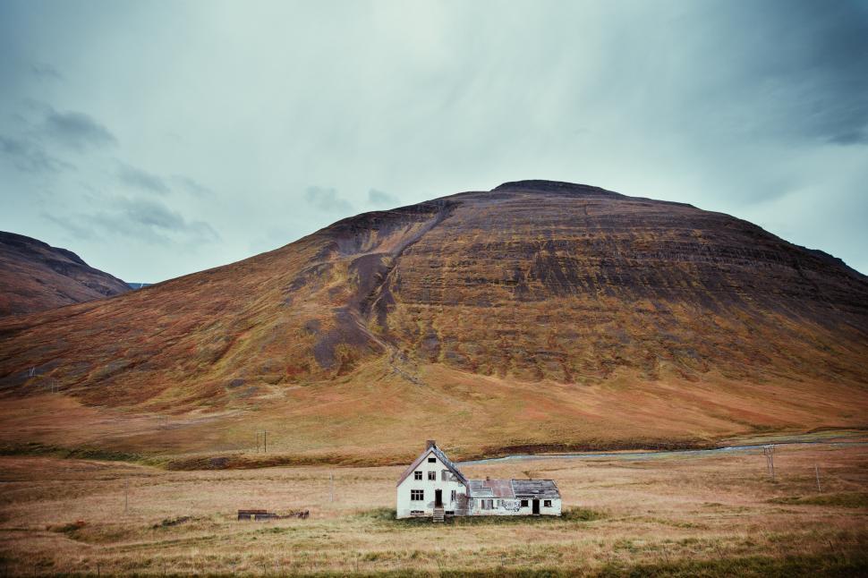 Free Image of An abandoned home in the field 