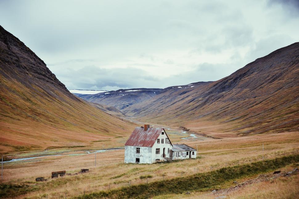 Free Image of An abandoned home in the field 