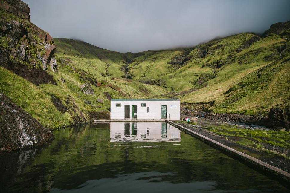 Free Image of An outdoor mineral swimming pool in the mountains 