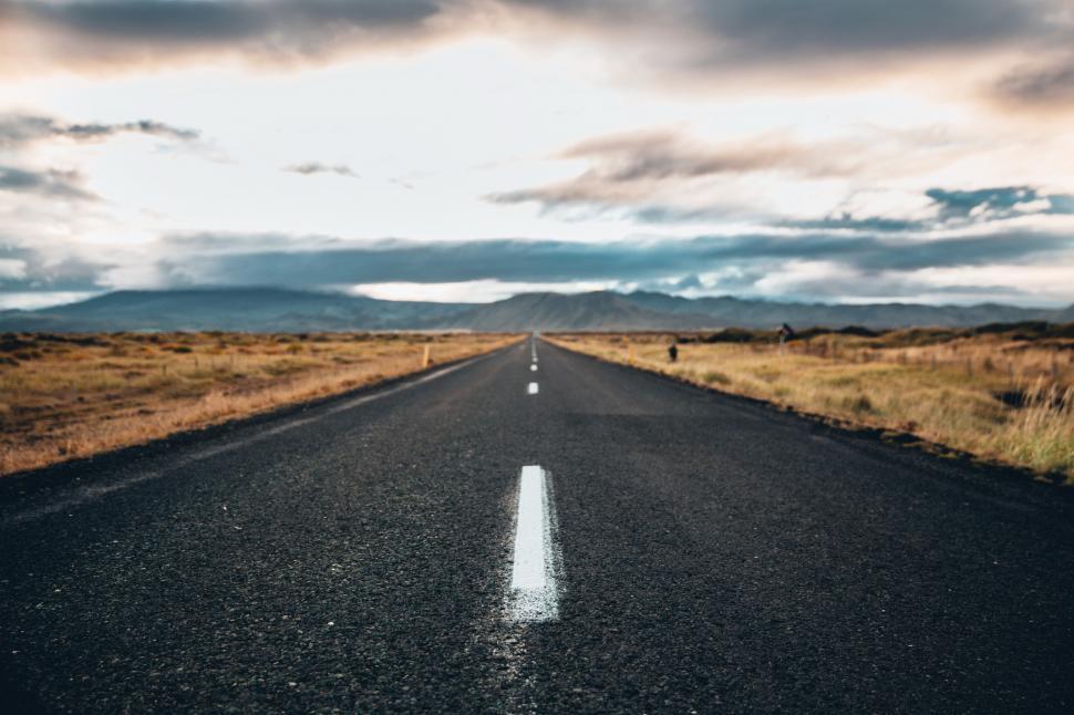 Free Image of An asphalt highway on a cloudy day 