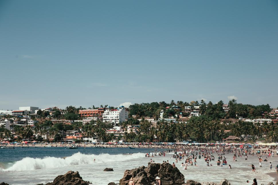Free Image of Tourists on a tropical beach 