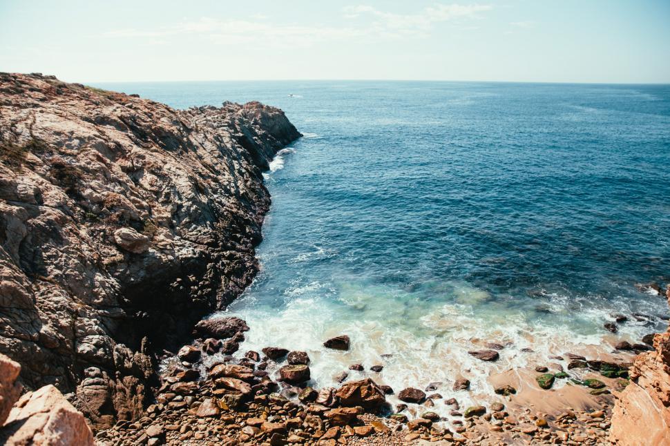 Free Image of Ocean waves crashing on rocks 