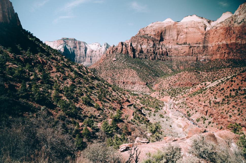 Free Image of A highway on route 66 in grand canyon 