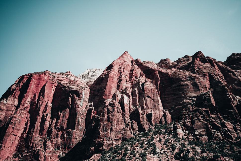Free Image of Grand canyon sandstone peaks under clear sky 