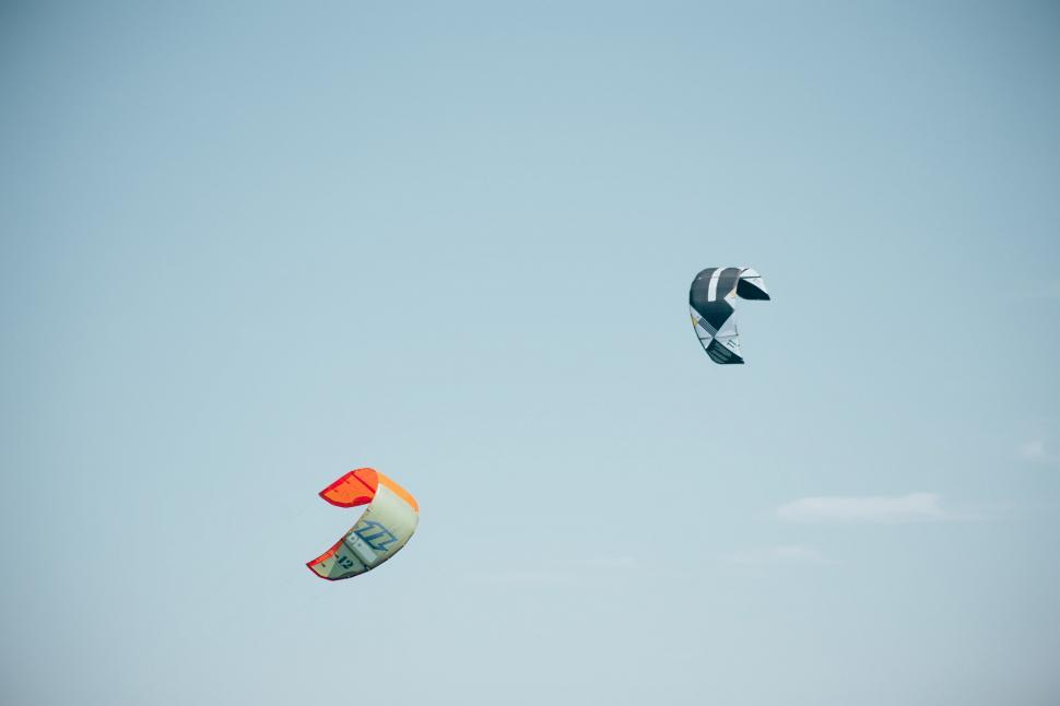 Free Image of Colorful surfing kites 