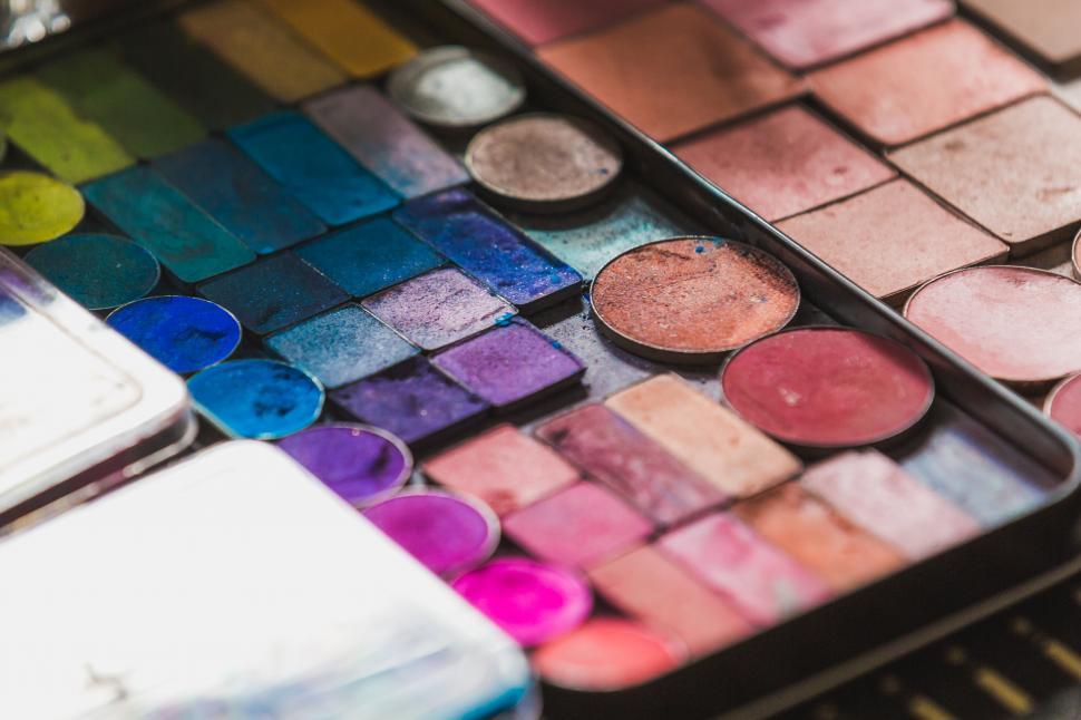 Free Image of Close up of eye eyeshadow and blush palette 