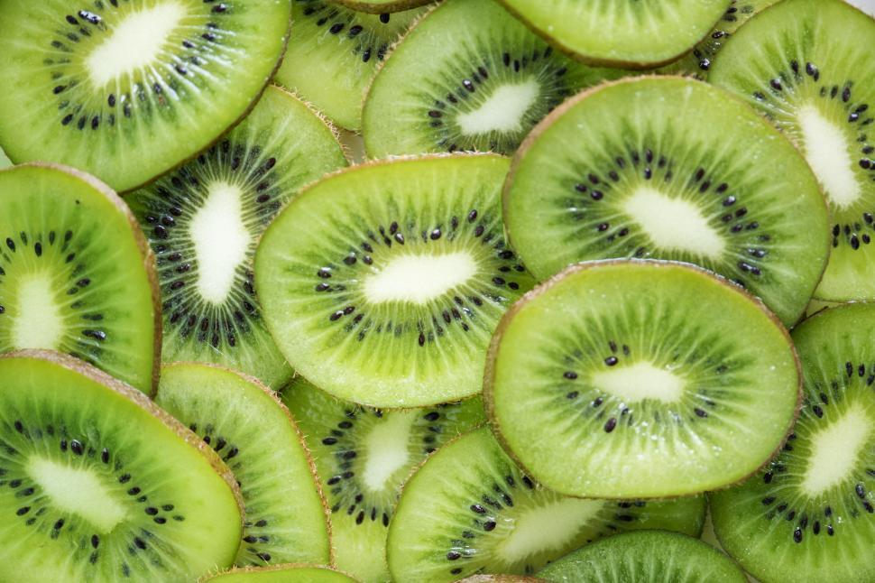 Free Image of Layer of kiwi slices 