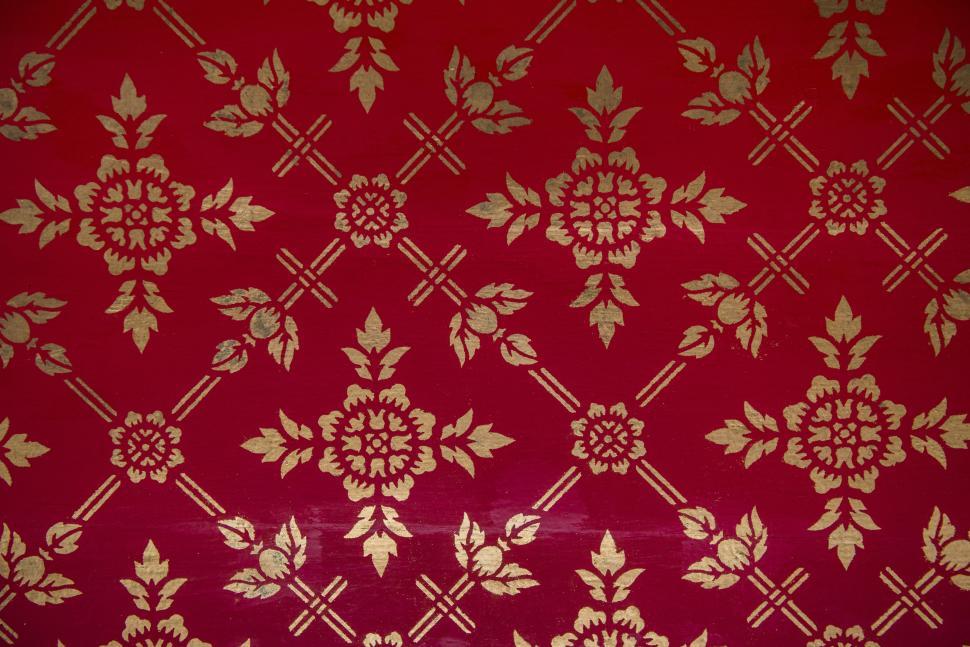 Free Image of Floral pattern in regal design 