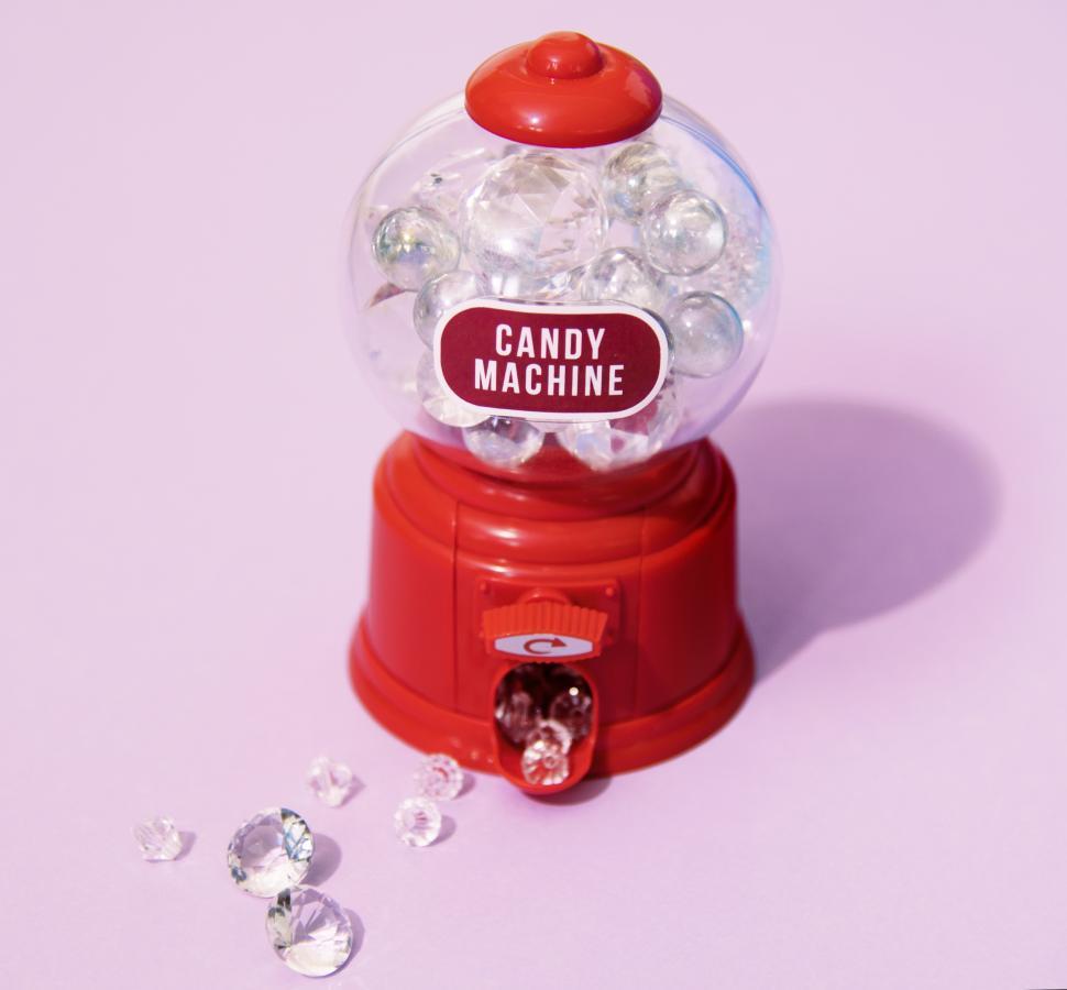 Free Image of A retro chewing gum machine filled with diamonds 